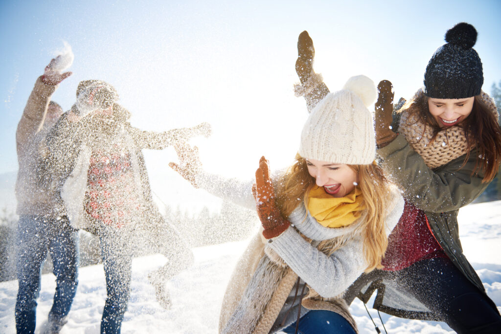 Šis paveikslėlis neturi alt atributo; jo failo pavadinimas yra boys-throwing-snowballs-right-girls-1024x683.jpg